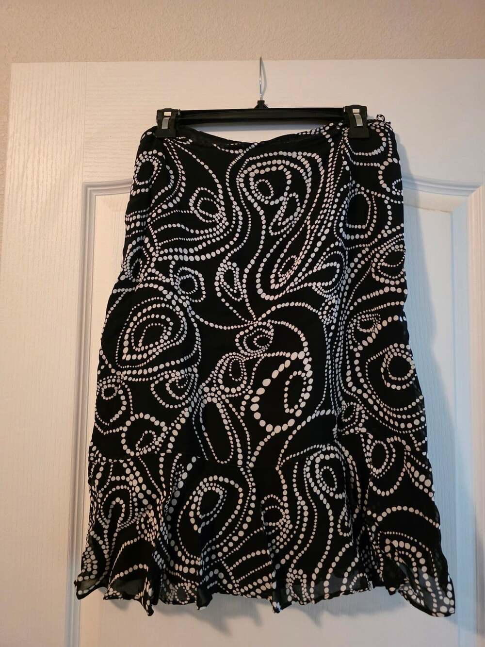 Chico's Black and White Dot Swirl Pattern Rayon Midi Skirt Size 1